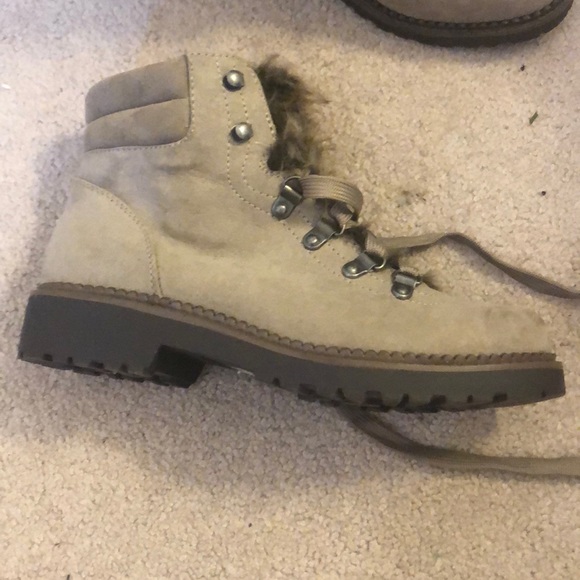 Size 7 - but fit like 6.5. Espirit Boots w the fur - Picture 4 of 5